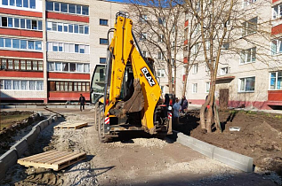 В Ленинском районе Барнаула начали благоустройство еще одного двора в рамках нацпроекта «Жилье и городская среда» 