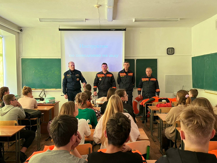 Спасатели Барнаула проводят уроки безопасности в городских школах, расположенных вблизи водоемов