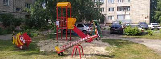 Новую детскую площадку построили в Ленинском районе Барнаула на средства городского гранта