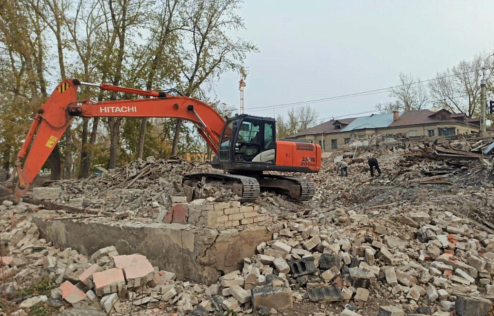 Аварийные жилые дома продолжают сносить в Барнауле
