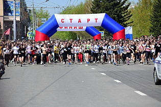 В Барнауле прошел краевой легкоатлетический пробег «Кольцо Победы»