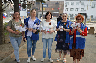 Общественники и народные дружинники дарили барнаульцам открытки и бумажных белых голубей в честь Дня Победы