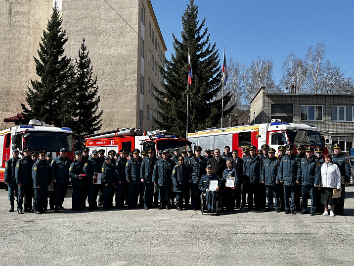 Спасателей Барнаула наградили в преддверии Дня пожарной охраны