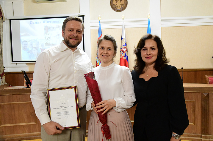 В Барнауле наградили семьи, победившие в конкурсе «Согрей теплом родительского сердца»