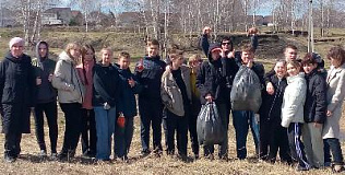 Учащиеся пригородной территории помогают в очистке территории