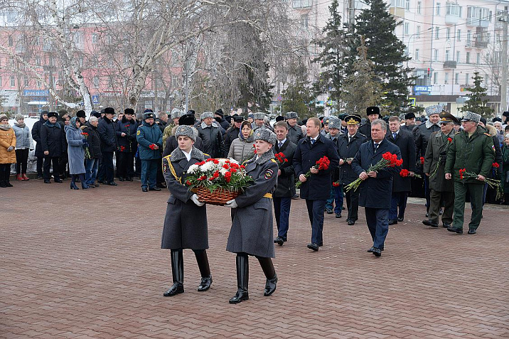 23 февраля в Барнауле возложили цветы на Мемориале Славы 