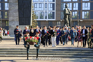 Празднование Дня Победы в Барнауле началось с возложения цветов на Мемориале Славы